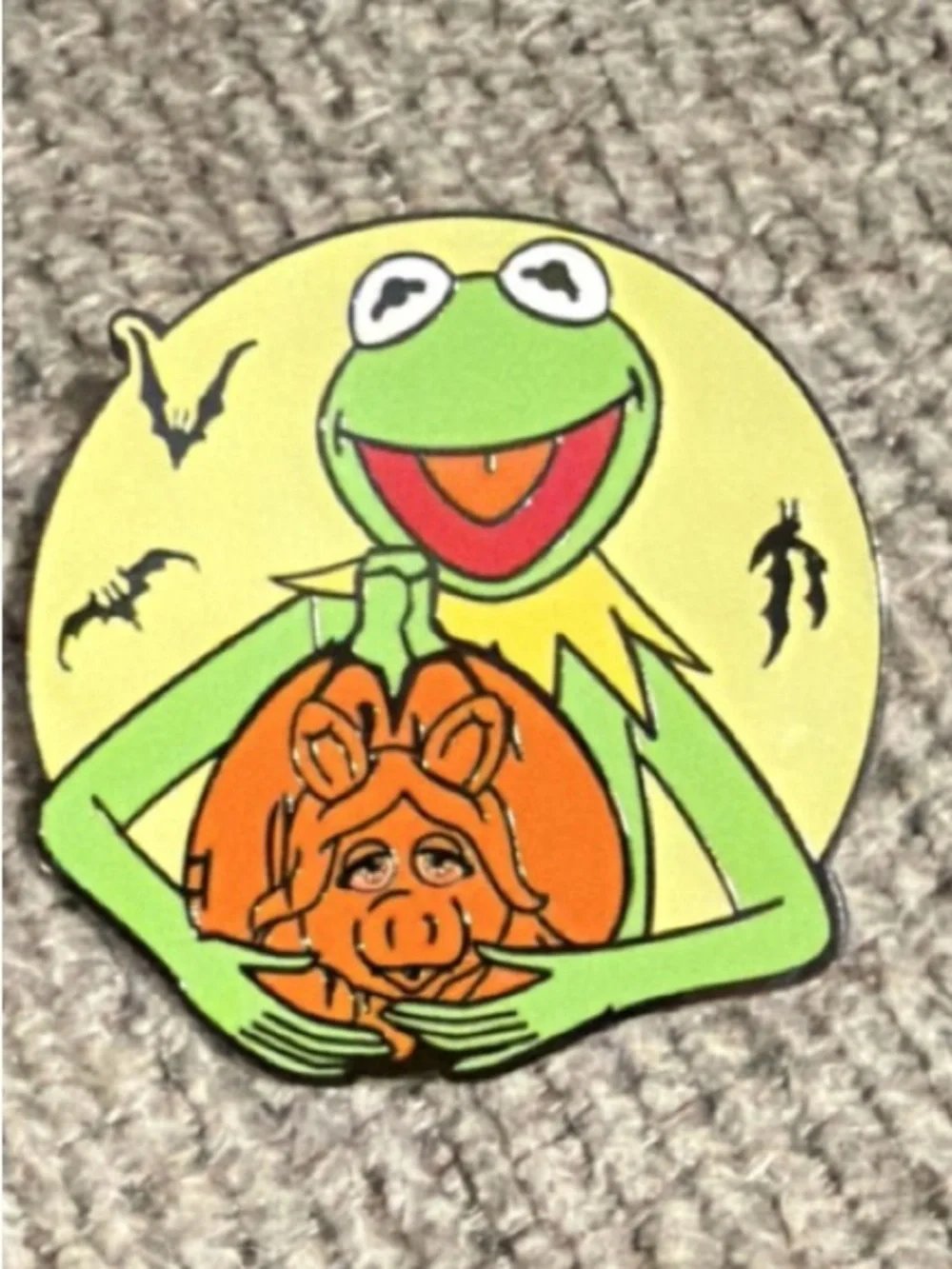 Kermit Miss Piggy Pumpkin Muppets Halloween 2024 Booster Disney Pin